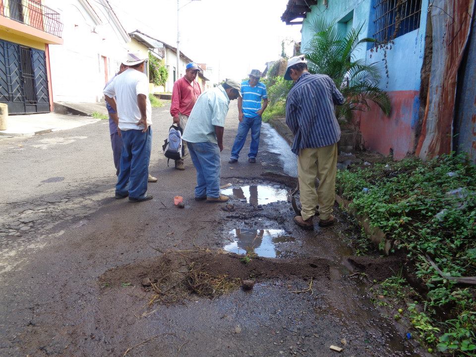 Municipalidad Repara Calle y Fuga de Agua en 7º Calle Poniente