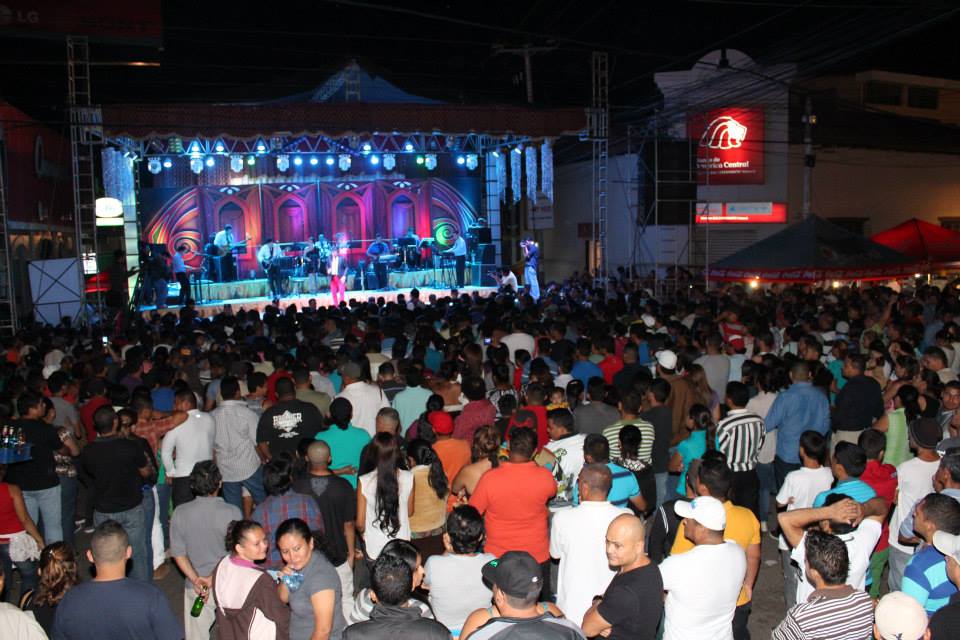 Los Usulutecos Disfrutaron el Mega Concierto de Alvaro Torres