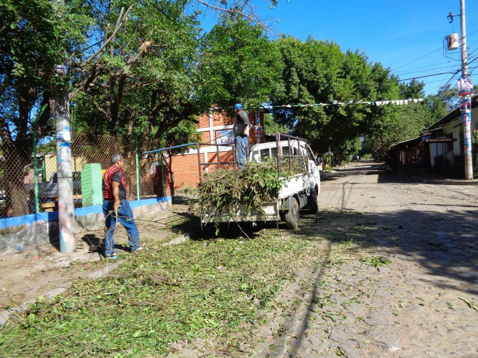 Continúan Trabajos de Ornato y Limpieza en Parque de Col Cruz