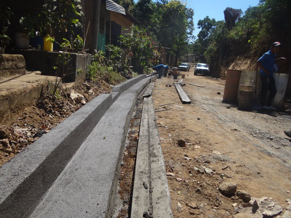 Paco Meardi, trabajando en Calle que Conduce a Cantón la Peña