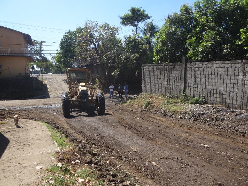 Paco Meardi, trabajando en la red vial en Col. Guevara