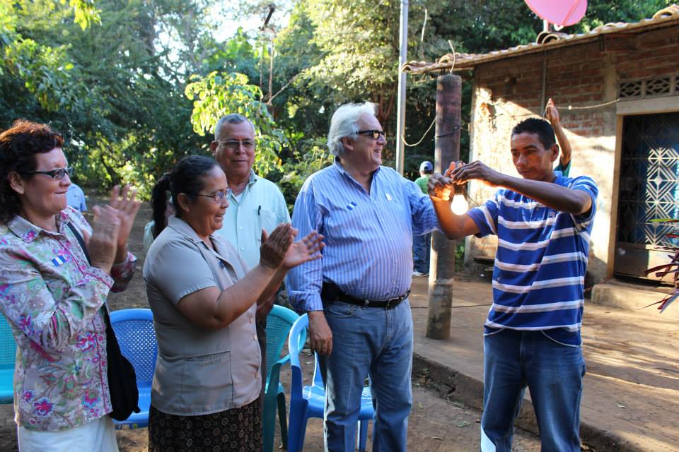 Paco Meardi, Inauguró Proyecto de Electrificación en Los Cernas