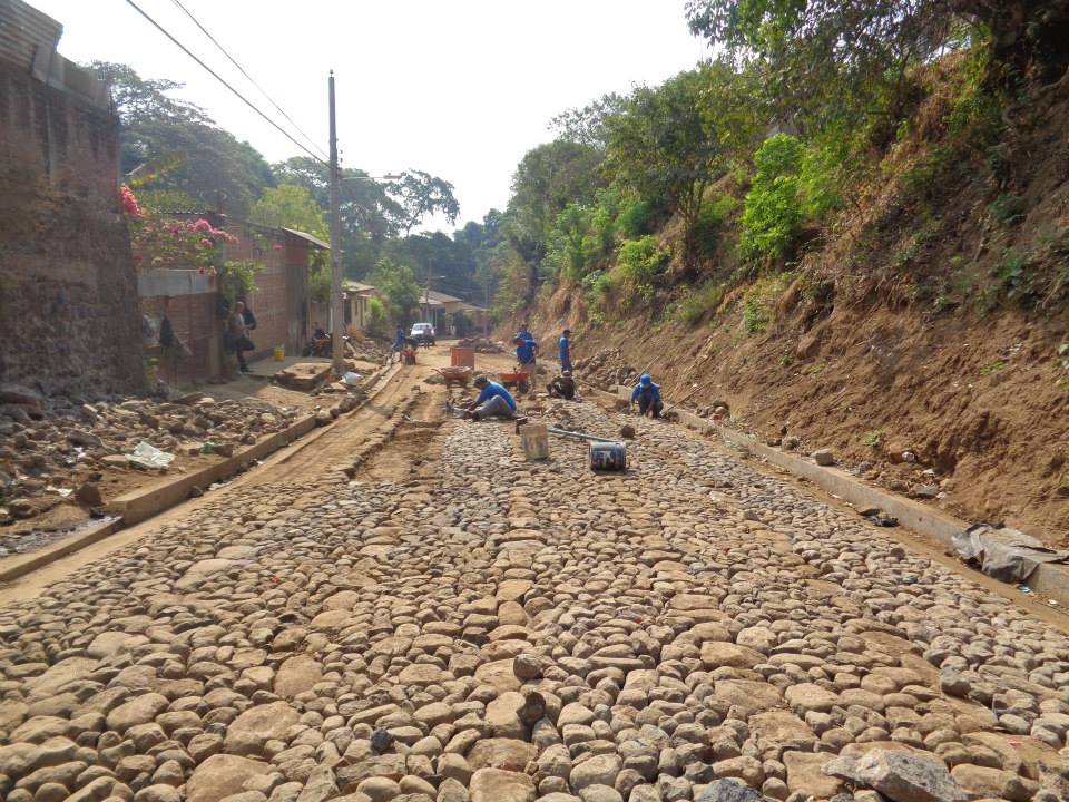 Continuan trabajos de empedrado en Calle a Cantón La Peña