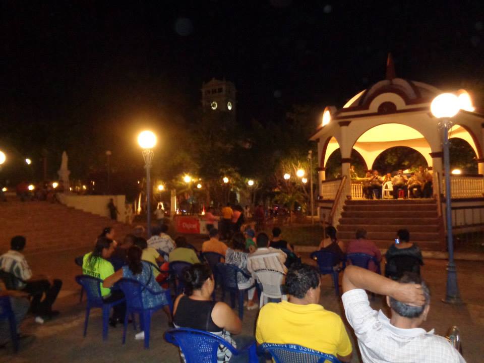 Usulutecos disfrutaron del concierto en el kiosco municipal