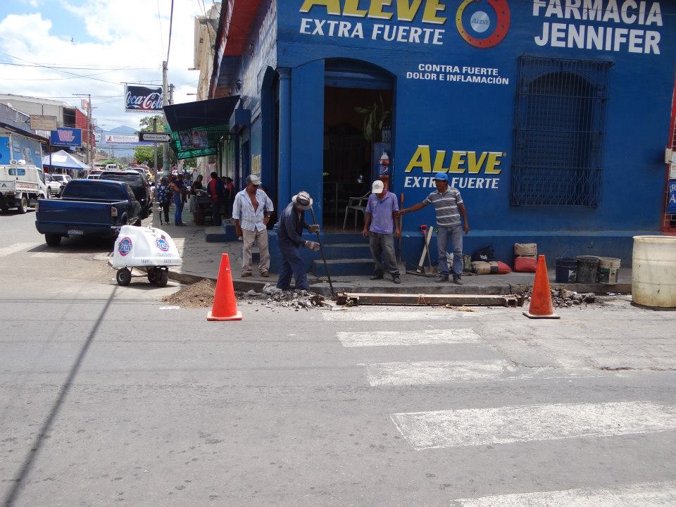 Reparan de tragante en la 1ª Calle Oriente (Álvaro Torres)