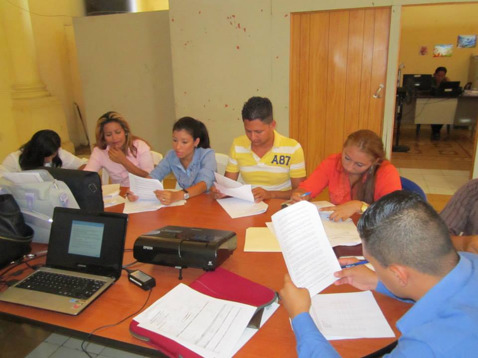 Reunión de jóvenes candidatos a plaza de trabajo