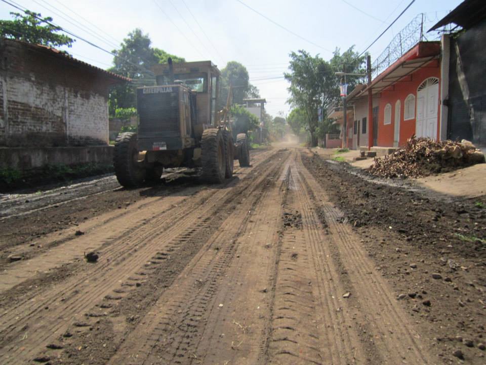 Trabajos de Conformado y Cuneteado, sobre la 12ª Calle Oriente