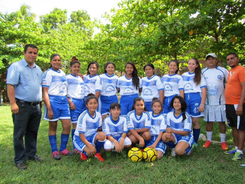 Entrega de implementos deportivos a equipo femenino de futbol