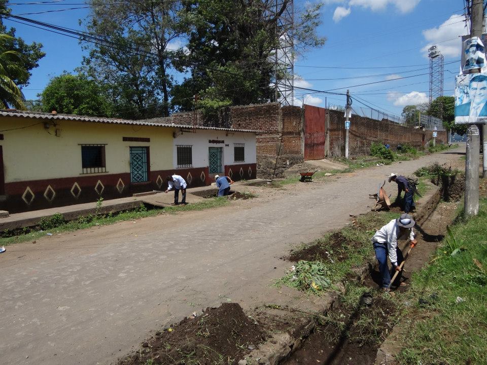 Trabajos de Limpieza en Col. Saravia y 12 C. Ote.