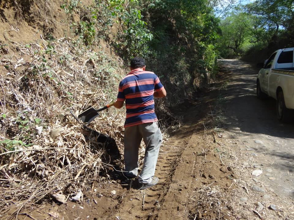 Trabajos de limpieza de cunetas en Calle a Las Lomas