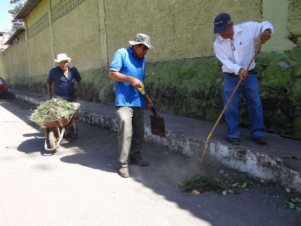 Trabajos de limpieza y poda de maleza en 8ª Calle Oriente