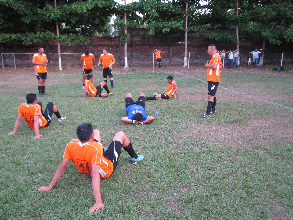 Alcalde de Usulután participa en Torneo de fútbol municipal