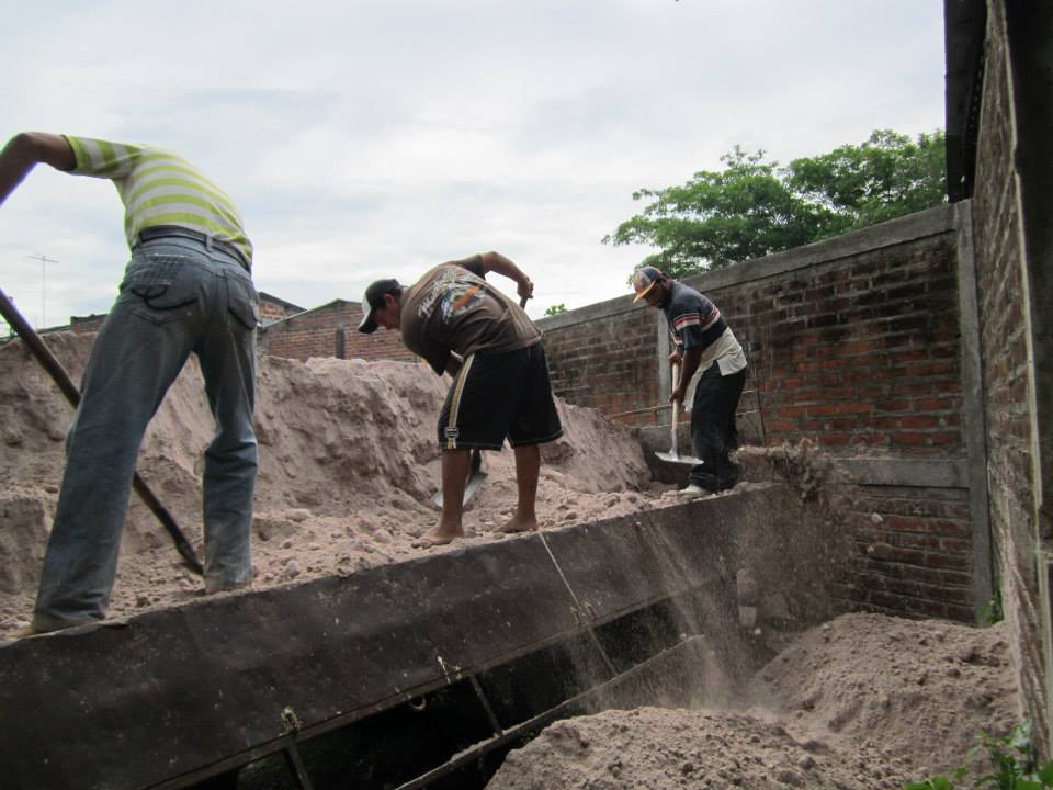 Entrega de una camionada de material de tierra blanca