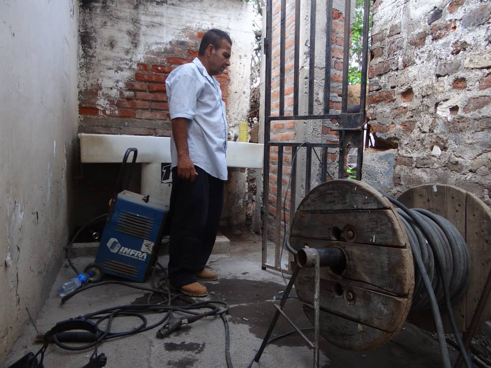 Trabajos de colocación de puerta metálica en bodega