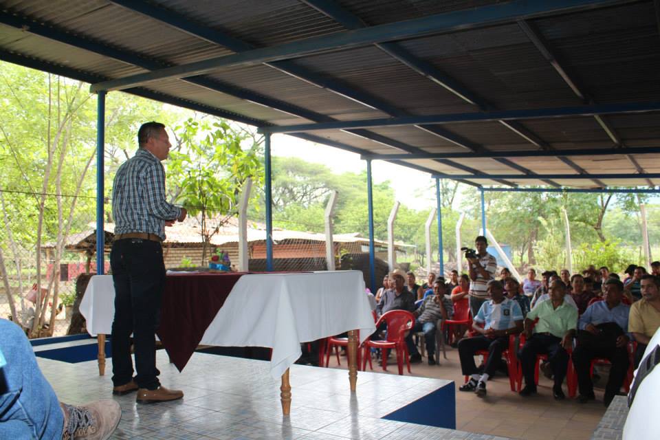 Miguel Jaime (Piedra) apoyando a las comunidades