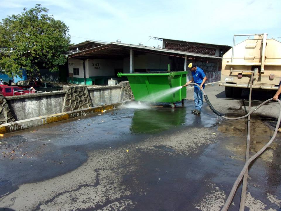 Trabajos de limpieza en cunetas de Final 4a Calle Ote.