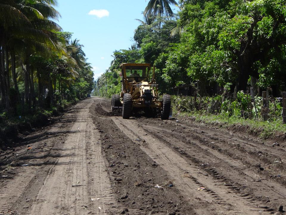 Inician trabajos de reparación de Calle en Cantón Manuel Rafael