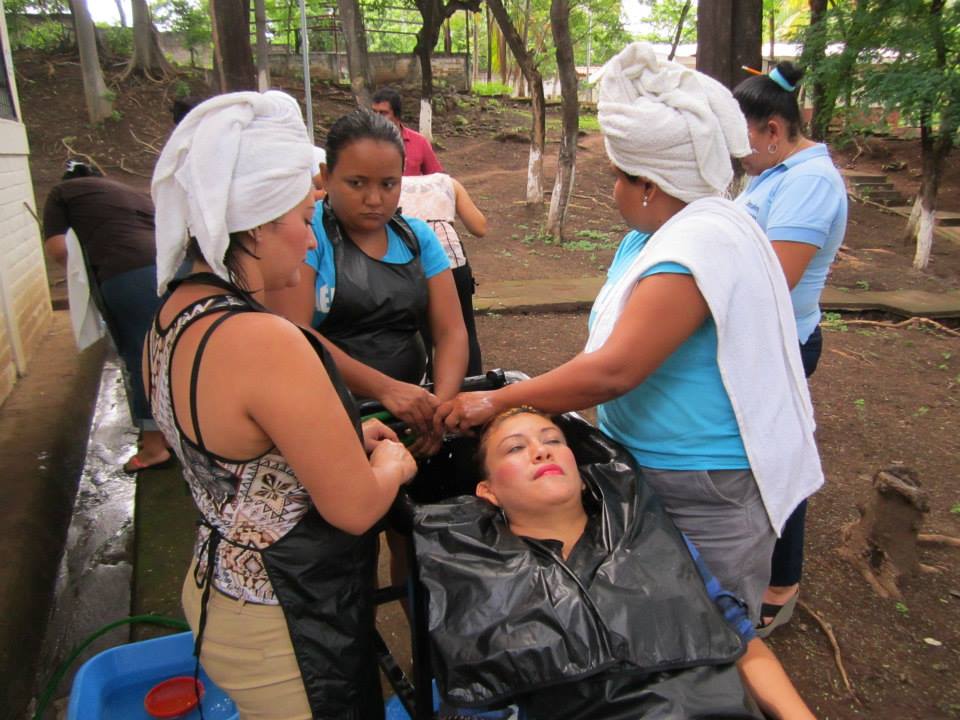 Continúan Cursos de Cosmetología en Centro de Gobierno Municipal