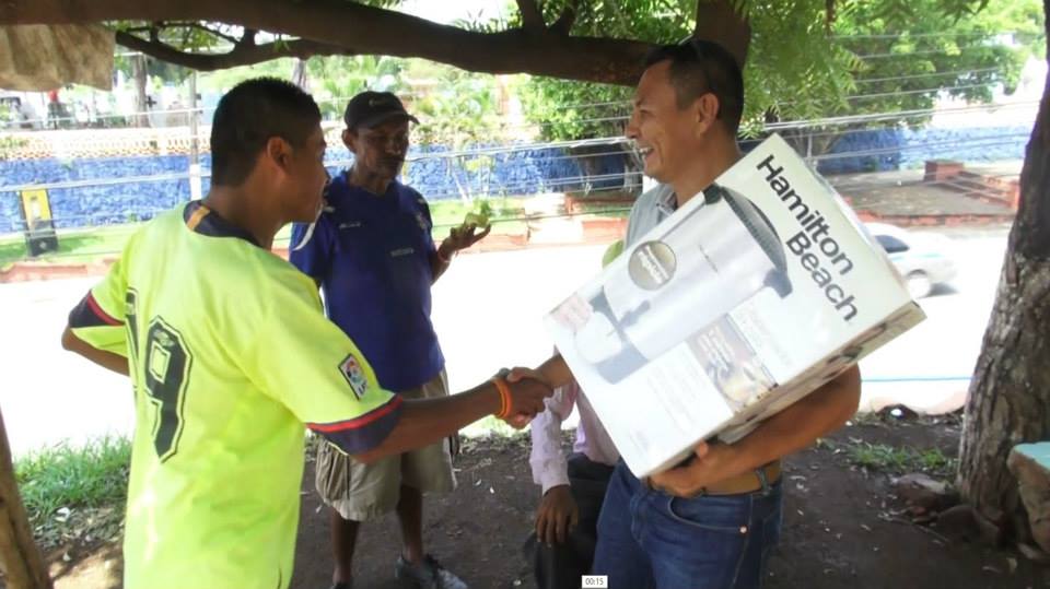 Entrega de una cafetera a personal de la municipalidad