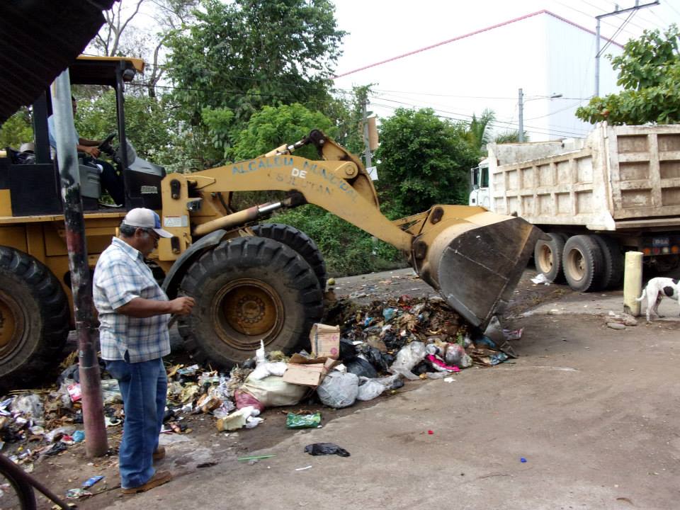 Recolección de Ripio en la 1ª Av. Sur y 7º Calle Poniente