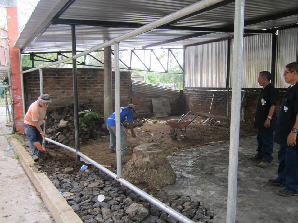 Trabajos de empedrado en sala de espera de Hospital Sn. Pedro