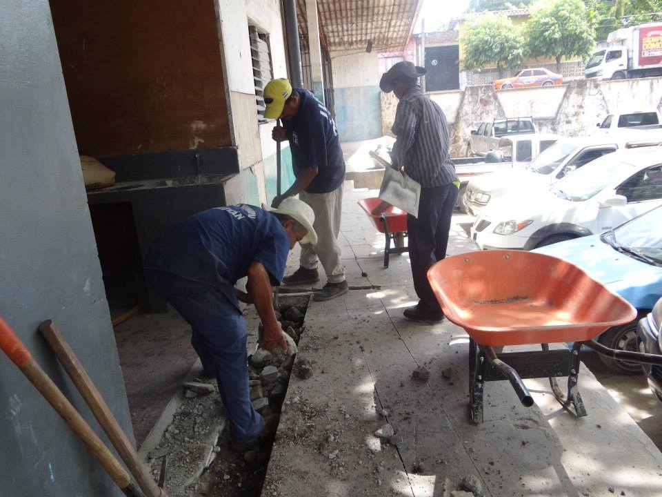 Continúan trabajos de construcción de 2 servicios sanitarios