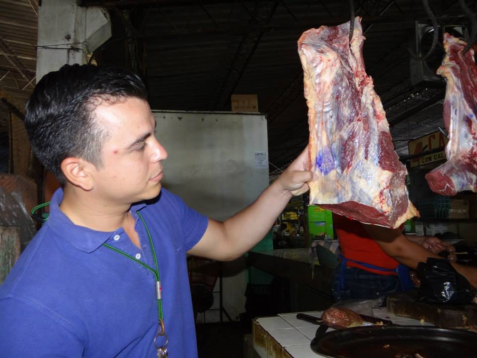 Inspección en los puestos de ventas de carnes en Mercado Regional