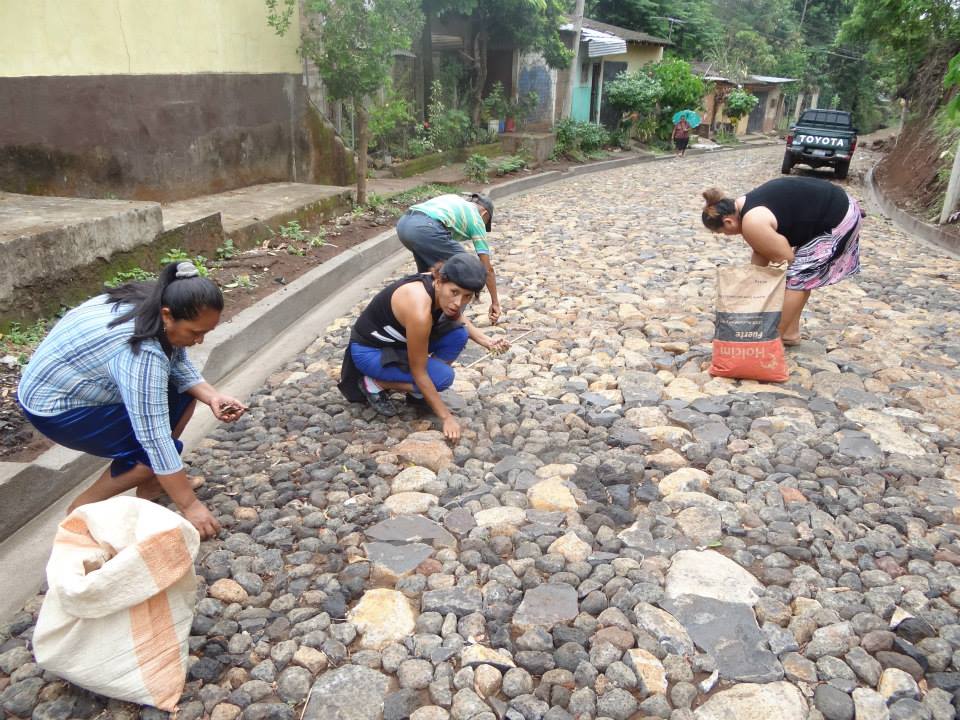 Trabajos de limpieza en empedrado de calle a Cantón La Peña