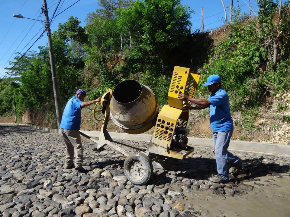 Continúan trabajos de fraguado en la calle a Cton. La Peña