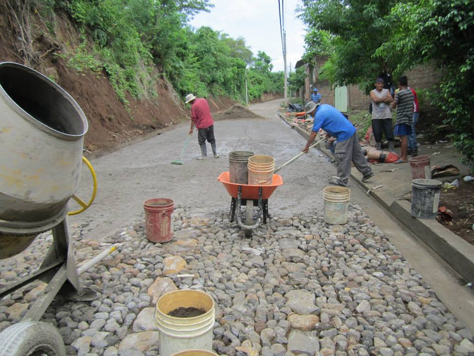 Continúan trabajos de concreteado en Calle a Cantón la Peña