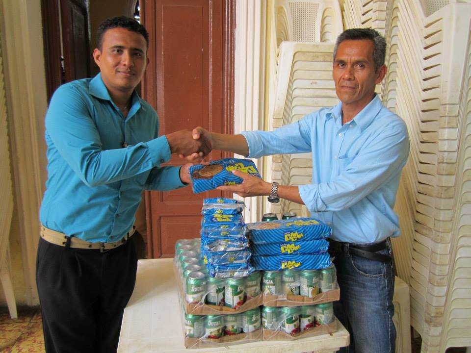 Entrega de 100 refrigerios a representante de OEF El Salvador