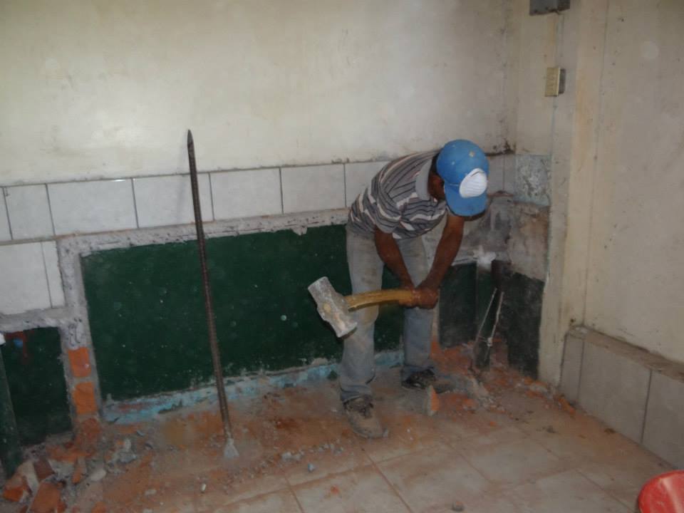 Trabajos de construcción de baños sanitarios en Mdo Regional