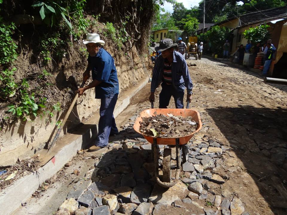 Trabajos de fraguado en la calle que conduce a cantón La Peña