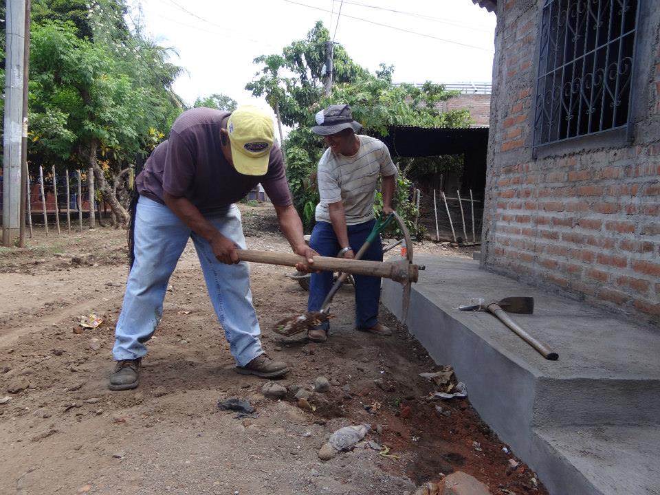 Municipalidad Trabajando en Limpieza de Cunetas, Col. La Joya