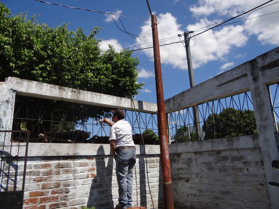 Trabajos de Colocación de Techo en Unidad de Salud de Col Cruz