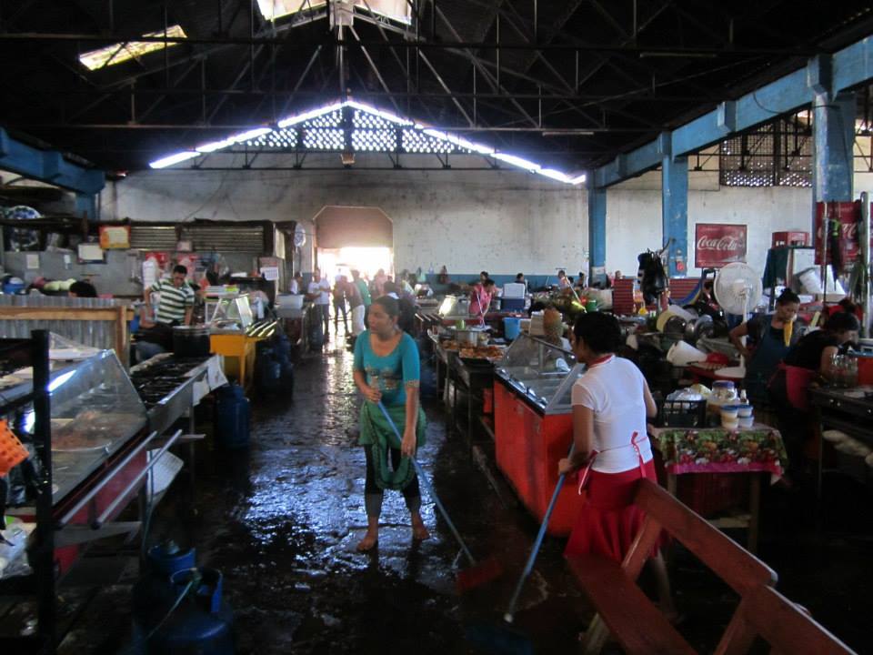 Labores de Lavado en Mercado Municipal Nº 1