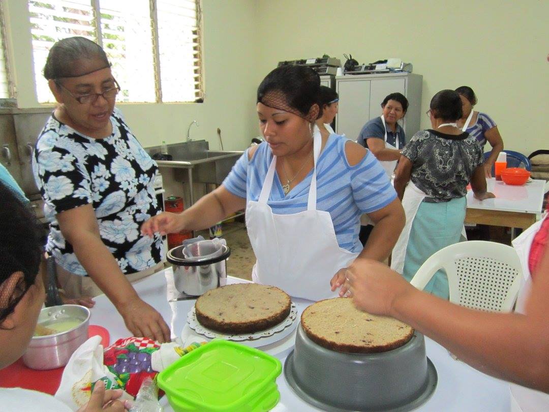 Beneficiarios PATI continúan practicas de pasteleria