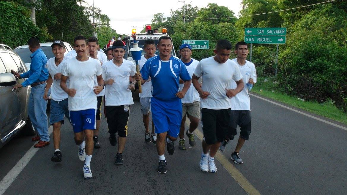 Miguel Jaime (Piedra) Recibe Antorcha Centroamericana de la Paz