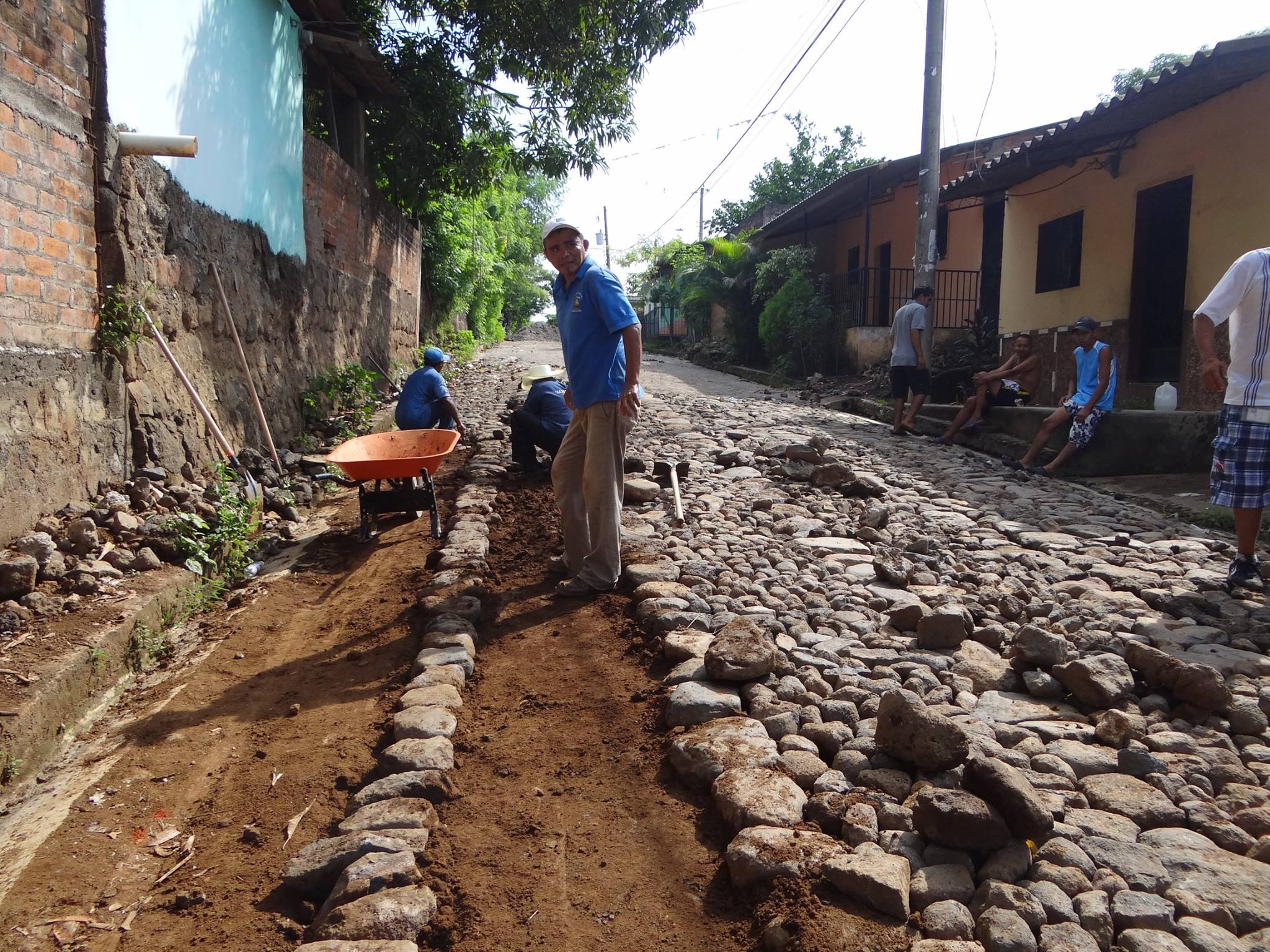 Trabajos de empedrado en acceso de Colonia Altamira.