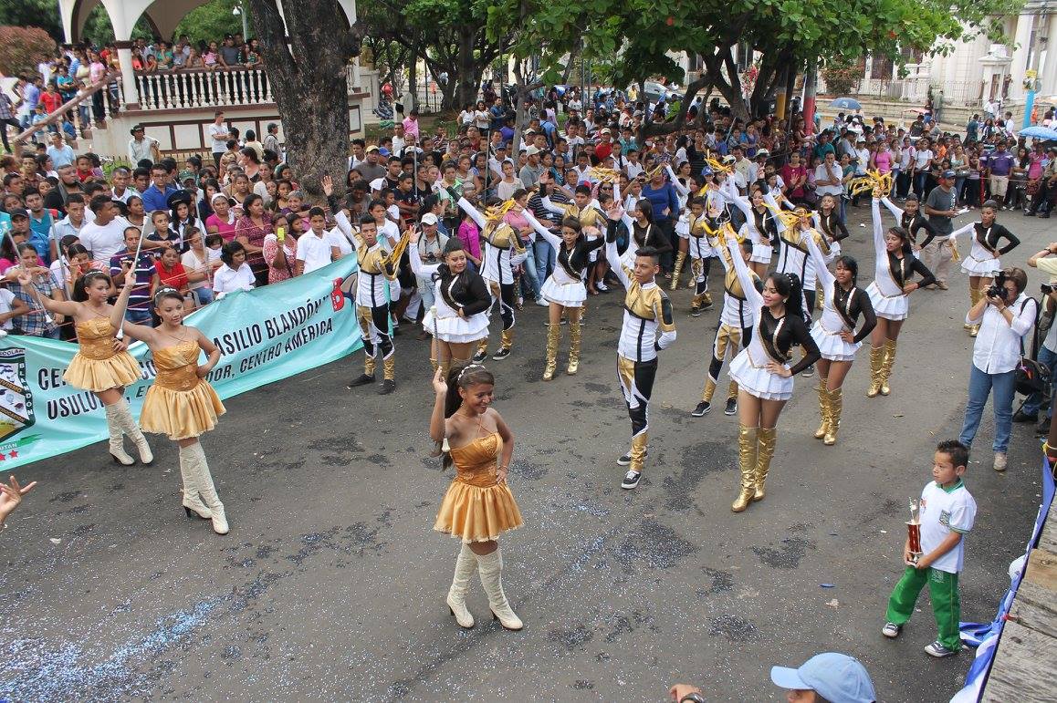 Grandioso Desfile de Clausura del Mes Cívico