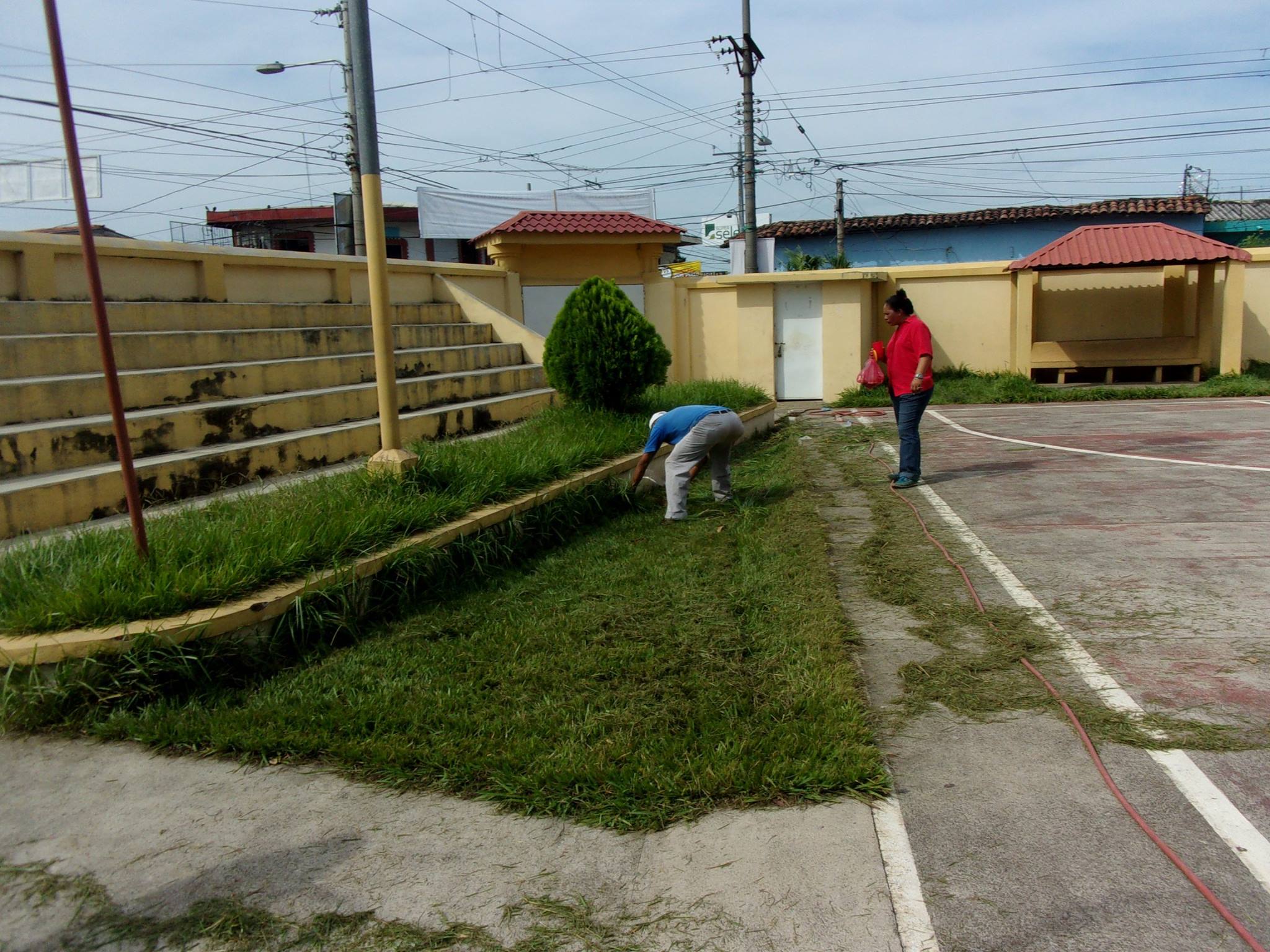 Limpieza y Poda de Grama en el Gimnasio Municipal