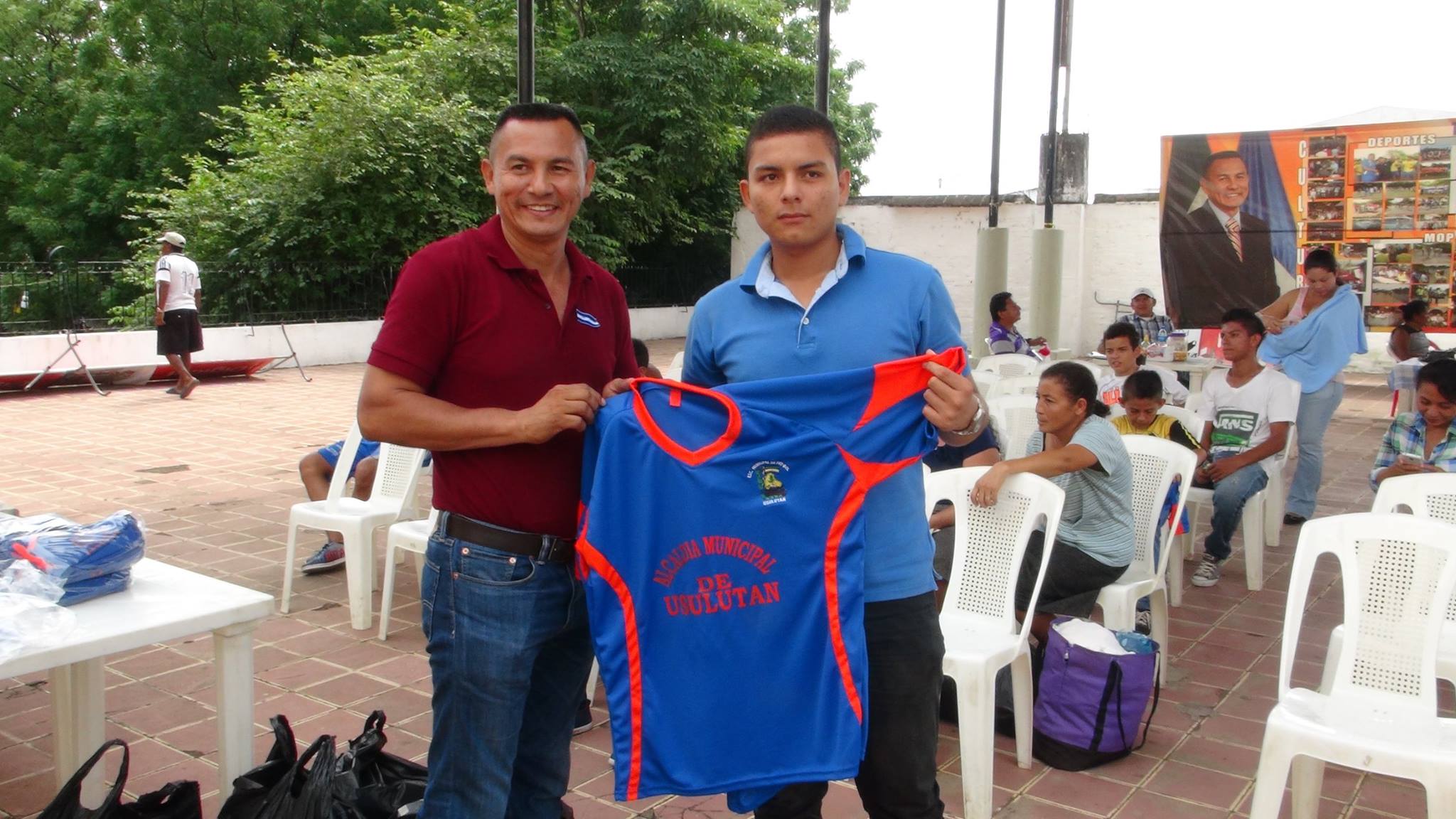 Entrega de uniformes a alumnos de la Escuela Municipal de Fútbol