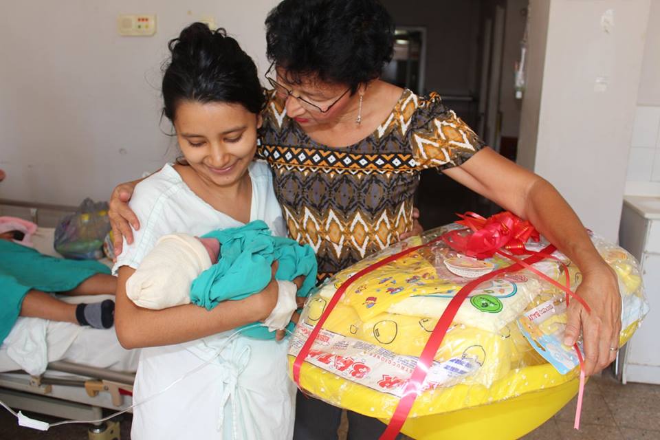 Primer Bebe del 2016, recibió presentes