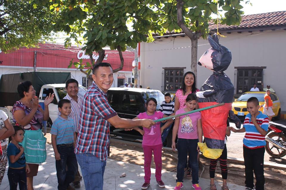 Piedra Celebrò con Muchos Niños Durante la Navidad