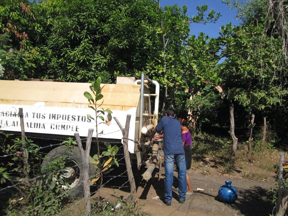 Alcalde Piedra apoyando a los habitantes del Caserío Cerna