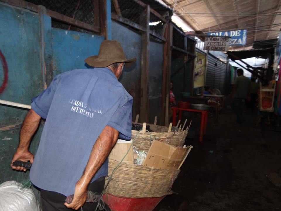 Trabajos de Limpieza en el Sector de Mariscos de Mercado Regional