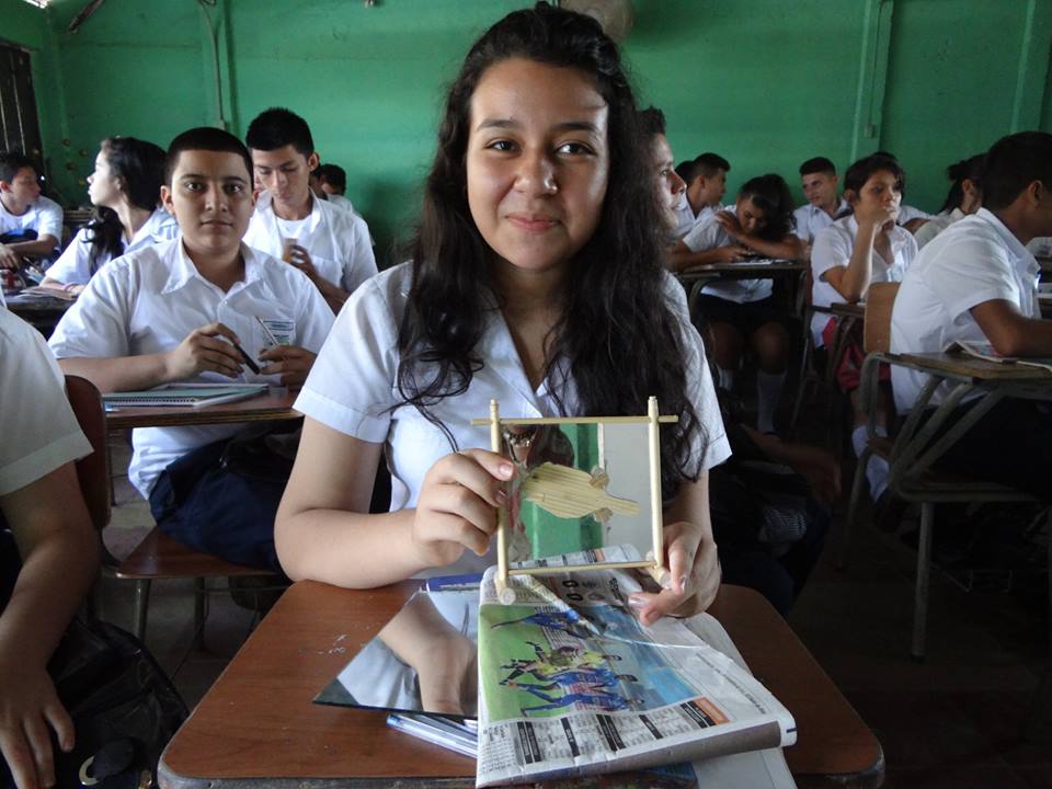 Clases de Manualidades a Jóvenes del Instituto Nacional de Usulután