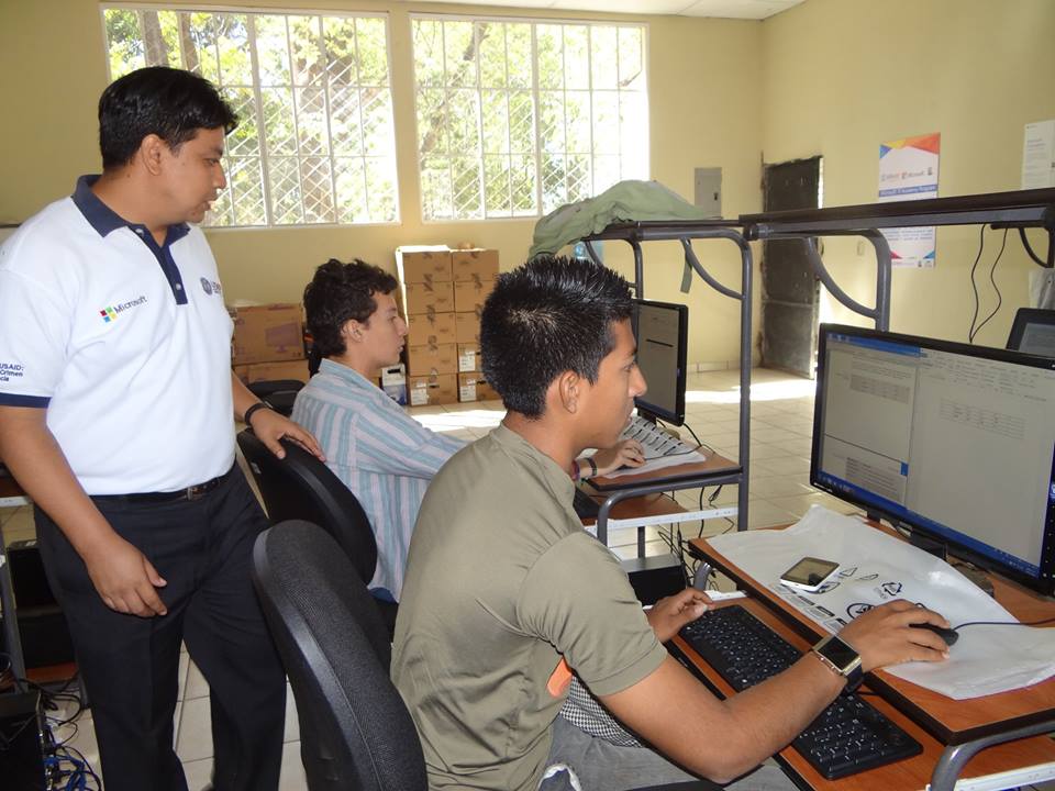 Continúan las Clases de Computación en la Academia Microsoft