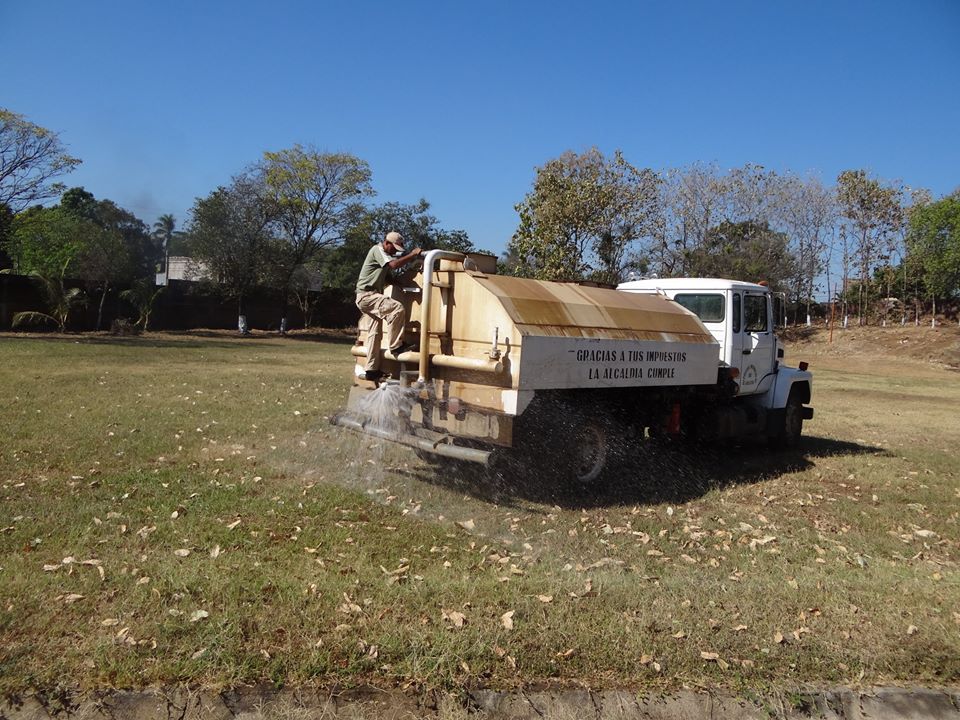 Trabajos de Riego con Pipa de Agua en Canchas del INDES