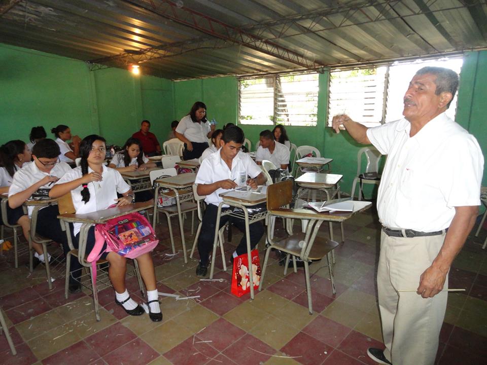 Continúan Clases de Manualidades a Jóvenes del 1er Año General de